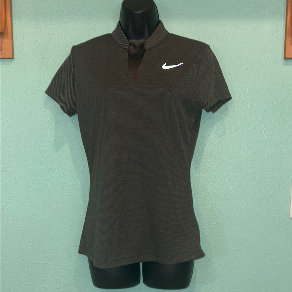 Nike Golf Women's Dark Green Short Sleeve Tee. Size small